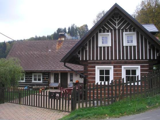 Maršovským údolím kolem řeky Metuje do Maršova n. M. na Policku a zpátky po silnici s výhledy na pohoří po obou stranách česko-polské hranice