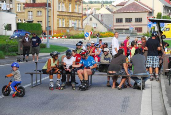 Z "petrovických zatáček" u Police nad Metují se stala bruslařská dráha 