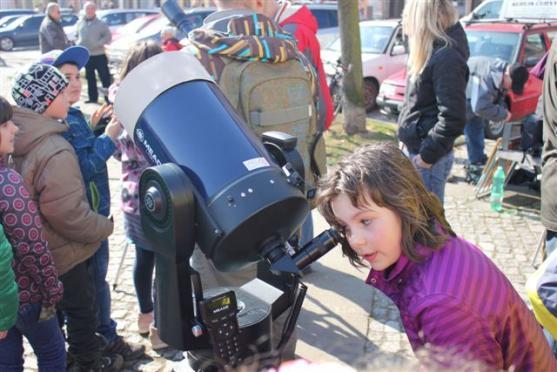Na broumovském náměstí pozorovaly zatmění Slunce stovky lidí
