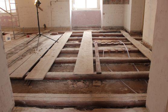 Pět měsíců stavebních prací v broumovském klášteře a jeho zahradě 