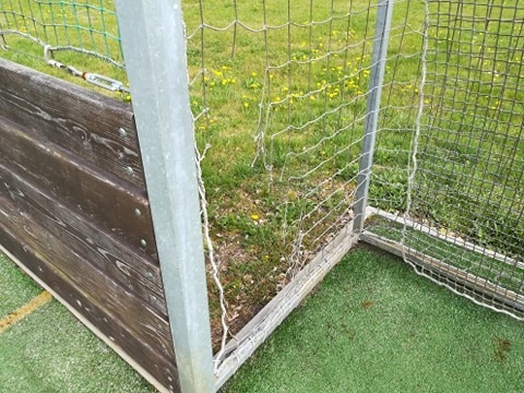 Vandalové v Olivětíně pravidelně ničí sportovní hřiště 