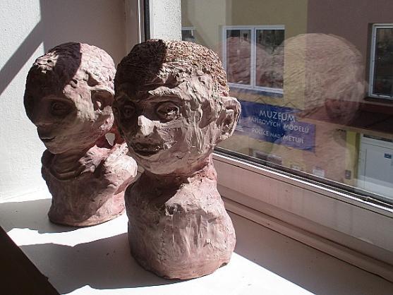 Vernisáž s více než sty "účastníky" 