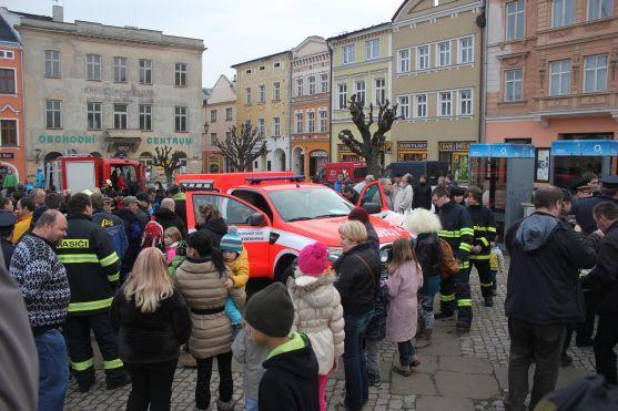 Broumovští hasiči převzali nové zásahové vozidlo a představili ho veřejnosti