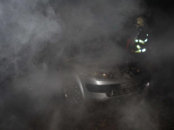 Na lesním parkovišti hořel osobní automobil