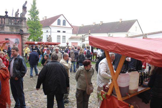 Během Broumovského vinobraní se pilo i soutěžilo