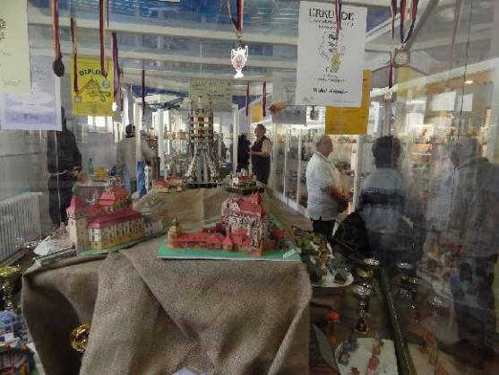 Polické Muzeum papírových modelů otevřelo výstavu z tvorby stavitele modelů 