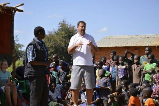 S lékařem Rastislavem Maďarem o humanitní misi do Malawi nad fotografiemi Jiřiny Mužíkové 