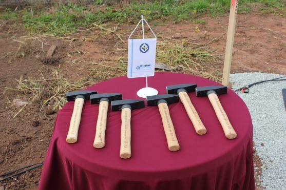 Poklepáním na základní kámen byla dnes symbolicky zahájena rekonstrukce silnice do Broumova přes Pasa