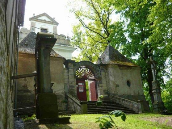 V Martínkovicích obnovují kamenný kříž s postavou Krista