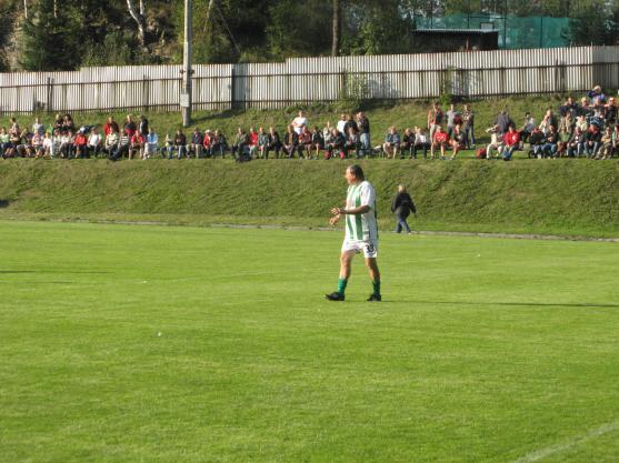 Antonín Panenka a tým jeho spoluhráčů z Bohemians Praha potěšili fotbalové fanoušky v Teplicích nad Metují