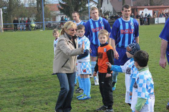 Poslankyně Zdeňka Horníková zahájila fotbalové derby v Broumově