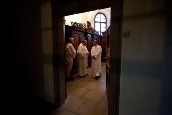 Nový želivský opat převzal požehnání z rukou královéhradeckého biskupa