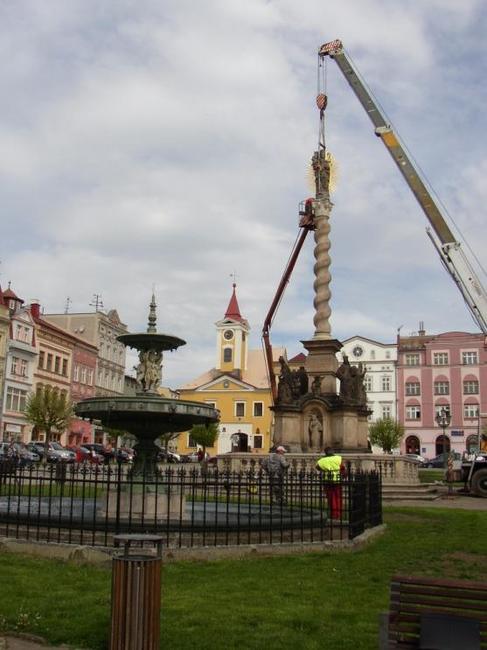 Vrcholová socha Panny Marie sloupu na broumovském náměstí je zpět