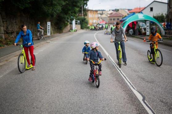 Petrovické zatáčky lákaly k jízdě na bruslích a koloběžkách