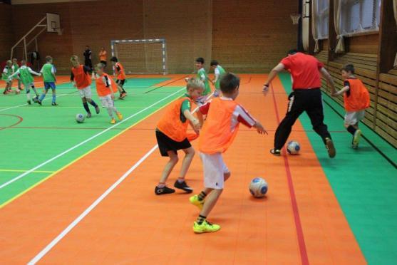 Fotbalová přípravka Slovanu Broumov strávila nedělní dopoledne s Létajícími trenéry