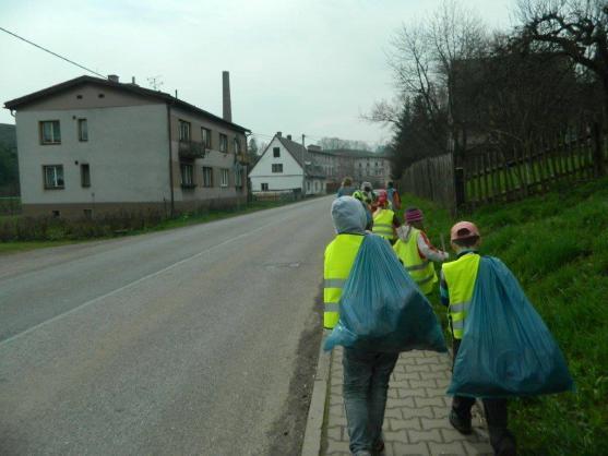 Děti z jetřichovské školy se připojily k jarnímu úklidu Broumovska