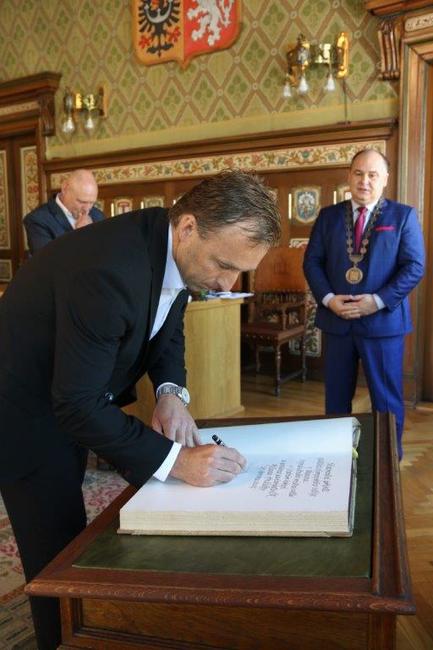 Náchodská sportoviště nabízejí stále lepší podmínky. Přesvědčil se o tom i poslanec a bývalý hokejista Milan Hnilička