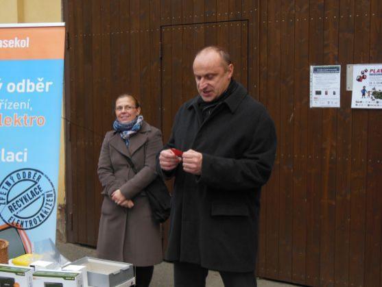 V Broumově vylosovali výherce soutěže Darujte si pod stromeček nový mobilní telefon nebo tablet!