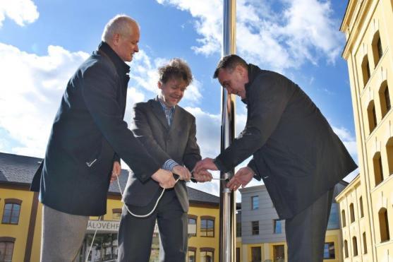 Počtvrté v historii Královéhradeckého kraje vlaje na oficiálním stožáru na nádvoří krajského úřadu tibetská vlajka