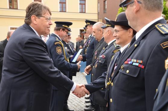 Polická Věra Kašíková převzala pamětní plaketu pro významnou osobnost