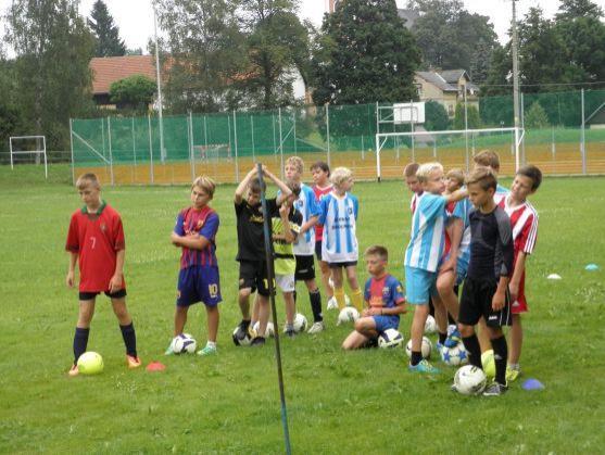 Broumovské mladší žáky na soustředění potrénoval bývalý fotbalový ligový brankář Karel Podhajský