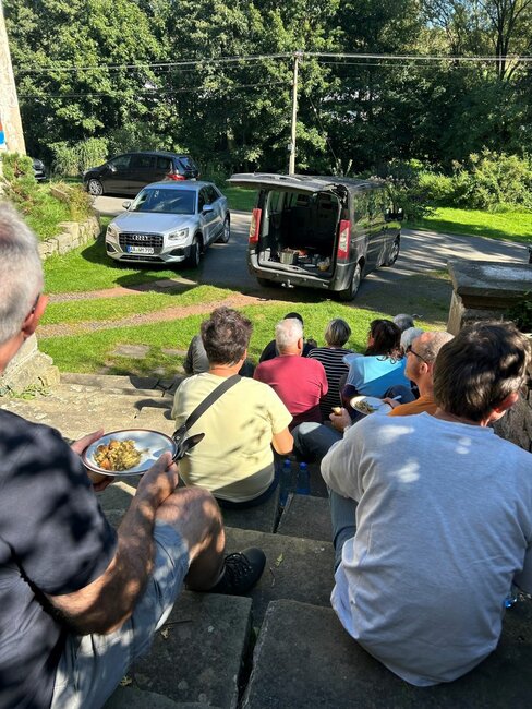 Češi a Němci nacházejí společnou řeč v péči o staré hroby na Broumovsku