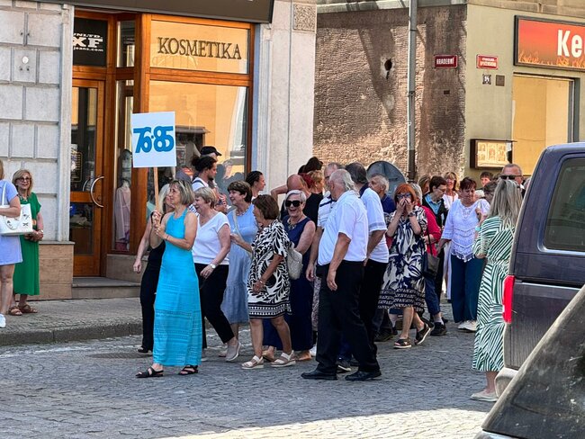 Broumov slavil 80 let gymnázia. Průvod, hudba i vzpomínky.