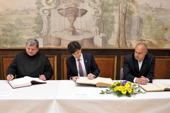 Americký velvyslanec v Broumově navštívil klášter, Masarykovu základní školu a undergroundový klub Eden