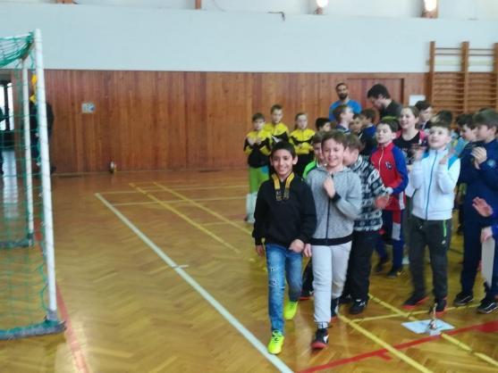 Starší přípravka Slovanu Broumov ukořistila na turnaji ve Vamberku tři poháry 