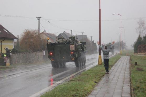 Američané do Náchoda pospíchali. Podél silnic je vítaly davy lidí