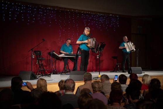 Veselá trojka potěšila zaplněný sál Střelnice