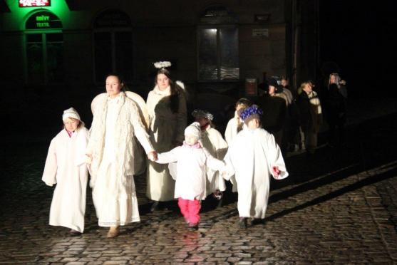 S Vánocemi se Broumov rozloučil tříkrálovým průvodem