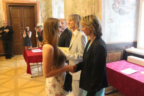 Absolventi Gymnázia Broumov převzali maturitní vysvědčení