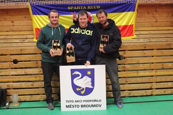 Nohejbalový turnaj Spartaklubu Broumov se hrál v hale už podruhé. Putovní pohár zamířil opět do Police nad Metují