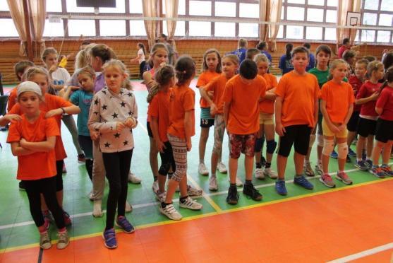 Další turnaj barevného volejbalu se hrál v Broumově