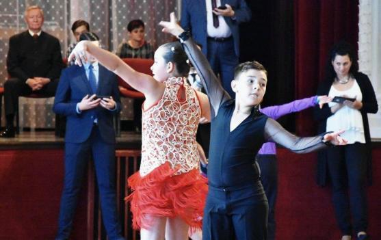 Taneční pár Adam Cepek a Eliška Šimková přivezl čtyři medaile z Přelouče