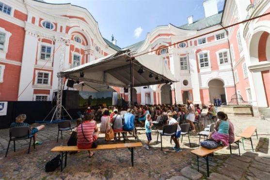 Malé letní divadlení: Je libo pohádky z Krkonoš nebo hradní crazy komedii?