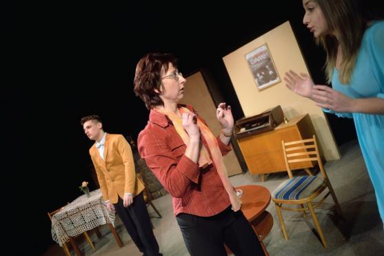 Divadelní soubor Divadlo Broumov sklidil ovace za premiéru francouzské komedie "Mátový nebo citron?"