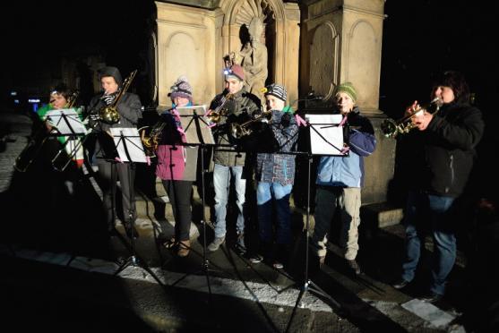 Broumovské náměstí ožilo díky živému betlému