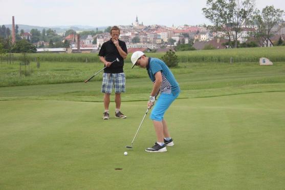 Při golfu se děti učí slušnému chování a gentlemanství. Velkým talentem, který vyrůstá v Broumově, je Matěj Špreňar