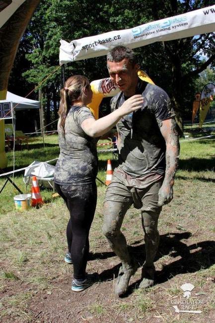 Broumovští boxeři se dřiny nebojí. Všichni úspěšně pokořili Gladiátor race v Holicích