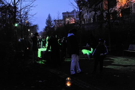 Strašidelnou Alejku letos znovu naplnila strašidla, děti a jejich smích