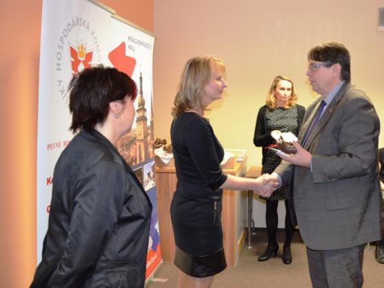 Veba převzala ocenění Firma škole 