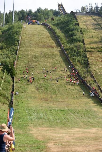 Michal Sedláček z Broumova absolvoval běžecký závod do vrchu na skokanský můstek v Harrachově