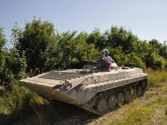 Matějovský si během testování v Josefově vyzkoušel i vojenskou techniku