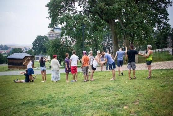 Mezinárodní tým herců zkouší v klášteře novou inscenaci HRA-NIC-e. Premiéra už ve středu