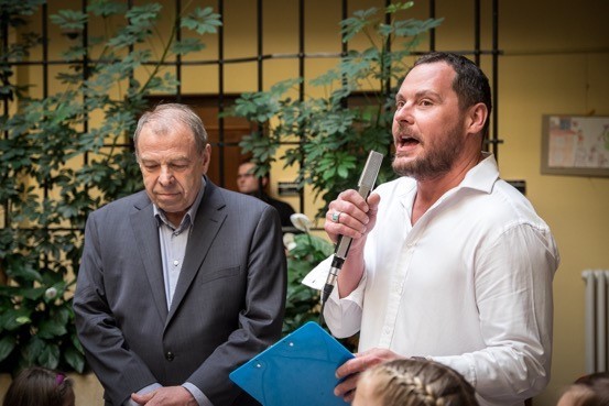 Mladí parkouristé - freeruneři z polického Sokola na promo akci v Poslanecké sněmovně