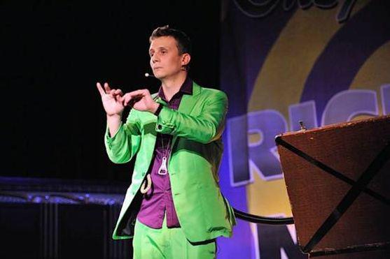 V Broumově vystoupil kouzelník a komik Richard Nedvěd