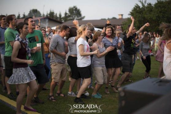 Mňága a Žďorp zahrála v Otovicích dobrovolníkům i stovkám místních 