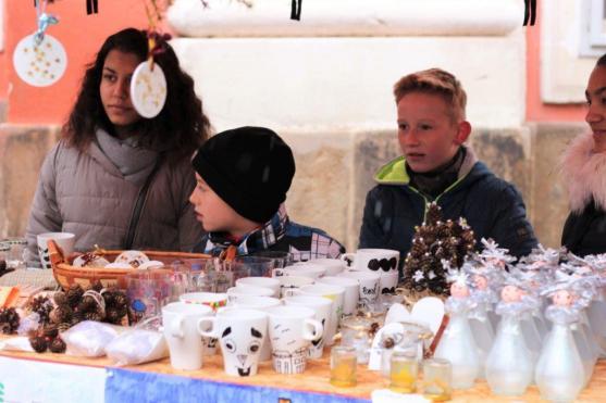 Adventní trh v broumovském klášteře navodil vánoční atmosféru